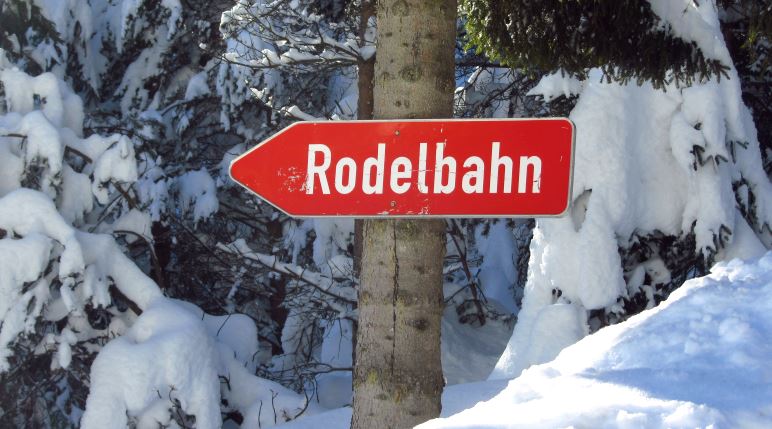 Wo gibt es schöne Rodelbahnen in Bayern und Tirol