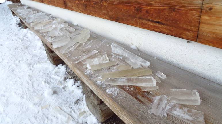 Eiszapfen auf der Bank vor der Schwarzentennalm