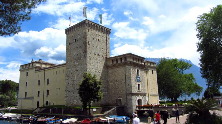 Die Burg am Hafen von Riva del Garda, in der das MAG untergebracht ist.