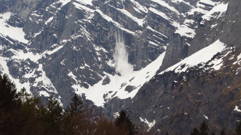 Eine Lawine am Watzmann, die wir von St. Bartholomä aus beobachten