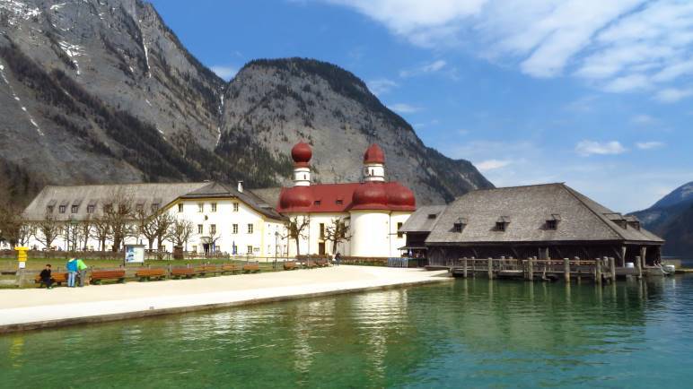 Der Postkartenblick: St Bartolomä und der Königssee im Sonnenschein