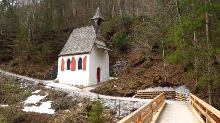 Die St. Johann und Paul Kapelle. Ab hier wird der Weg steiler