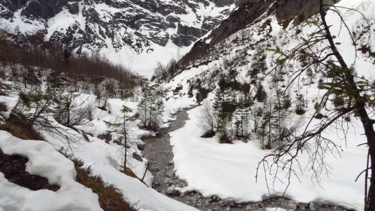 Durch dieses verschneite Tal wandern wir