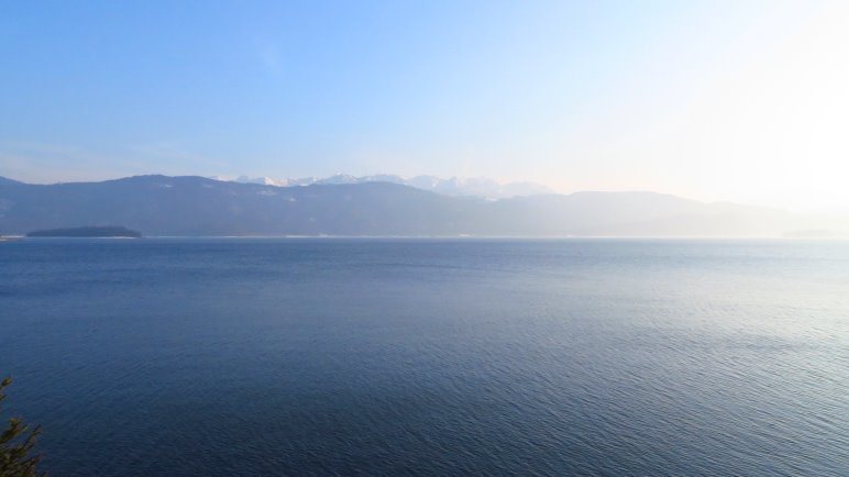 Der Walchensee und die Berge im Hintergrund