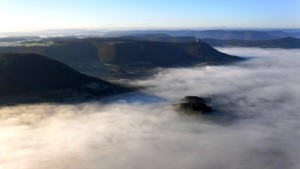 Der Albtrauf mit Burg Hohenneuffen - Foto: Mende/Schwäbische Alb Tourismus