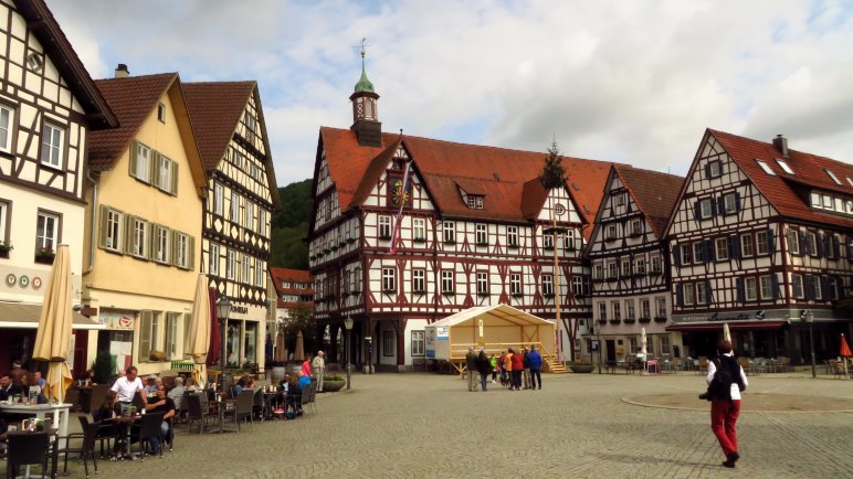 Das Rathaus von Bad Urach am Marktplatz