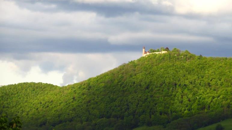 Die Burg Teck in der Abendsonne