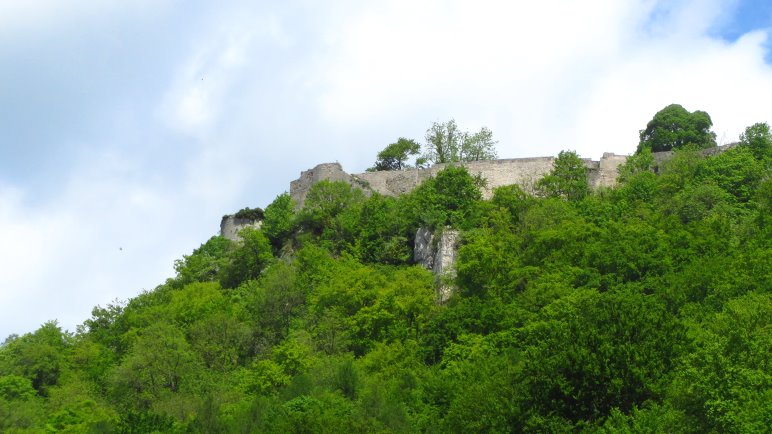 Auf die Burgruine Hohenurach hat man fast auf dem gesamten Rückweg einen guten Blick