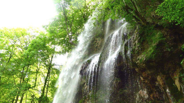 Am Fuß des Wasserfalls