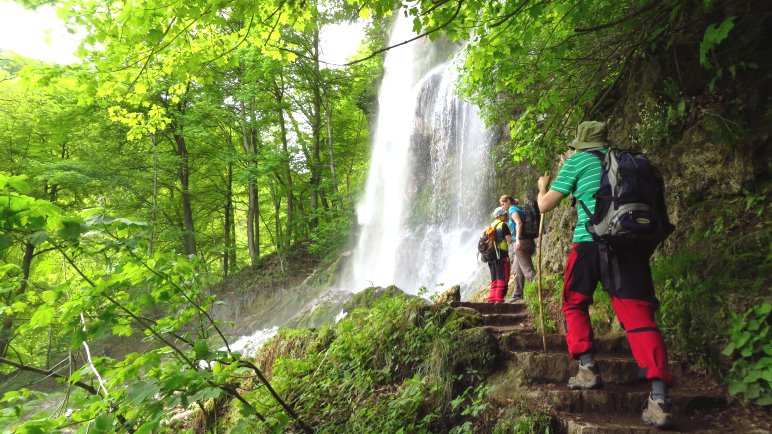 Es gibt einen leicht zu erreichenden Standplatz für Wasserfall-Portraits, den alle Wanderer besuchen