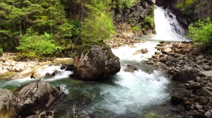 Felsen am unteren Wasserfall