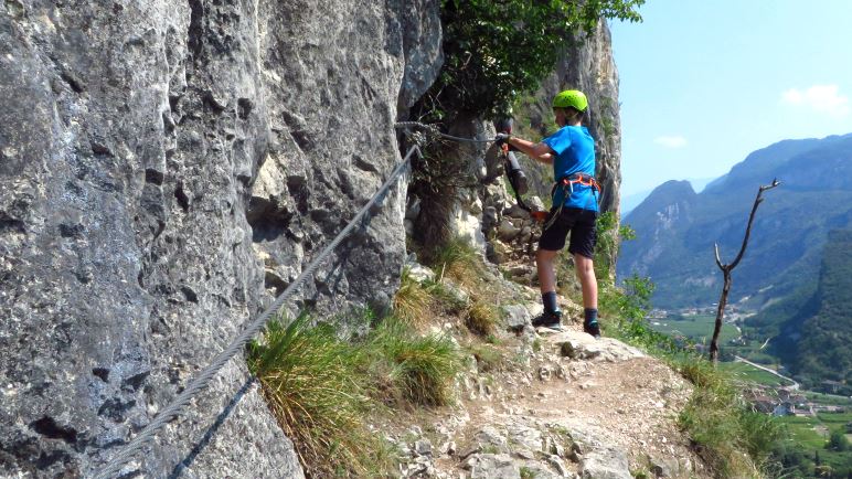 Kurz nach dem Einstieg ist der Klettersteig ein recht breiter Weg