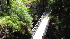 Die Brücke am oberen Wasserfall