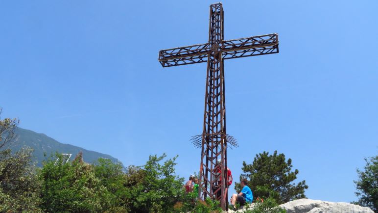 Am Colodri-Gipfelkreuz