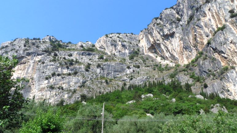 In dieser Wand führt der Colodri-Klettersteig schräg nach oben, bis zum Ausstieg in der Bildmitte