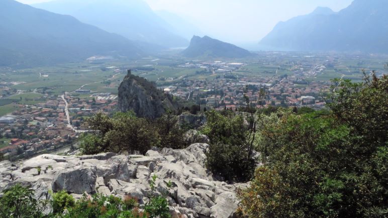 Der Blick vom Colodri-Gipfel auf die Burg Arco, den Monte Brione, Torbole und Riva. Und im Dunst liegt der Gardasee