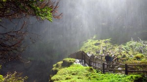 Erfrischend: Im Sprühnebel des oberen Wasserfalls stehen