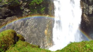 Der grosse Wasserfall erzeugt bei unserem Besuch einen Regenbogen