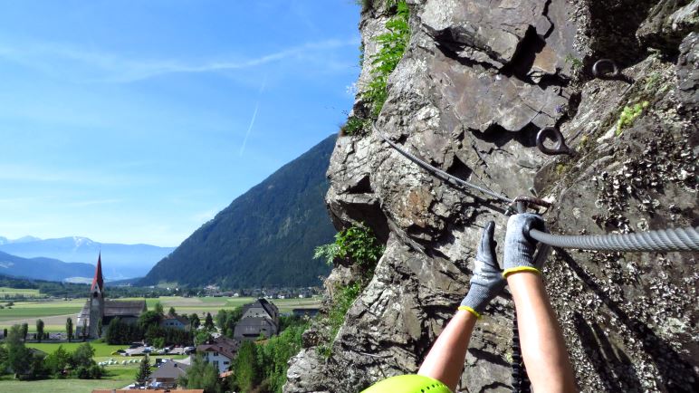 Mit Ausblick auf das Ahrntal und den Kronplatz - der kleine Pursteinwand-Klettersteig