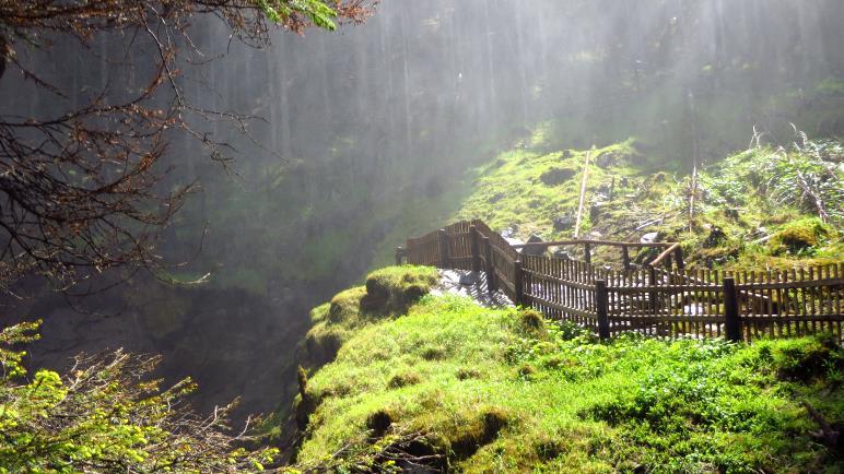 Den Sprühnebel am oberen Wasserfall erlebt man unmittelbar auf dem Balkon