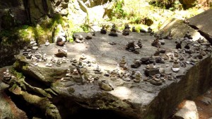 Der Steinmännchen-Altar im Wald