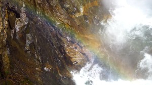 Wasserfall und Regenbogen