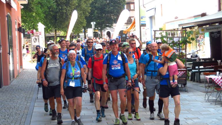 Einlauf der 24-Stunden Watzmann-Extrem Wanderer in Berchtesgaden