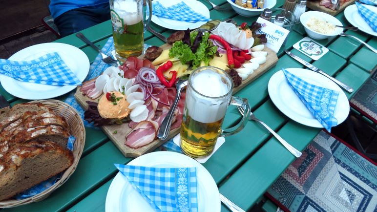 Brotzeit im Schwabenbräu, die haben wir uns verdient!