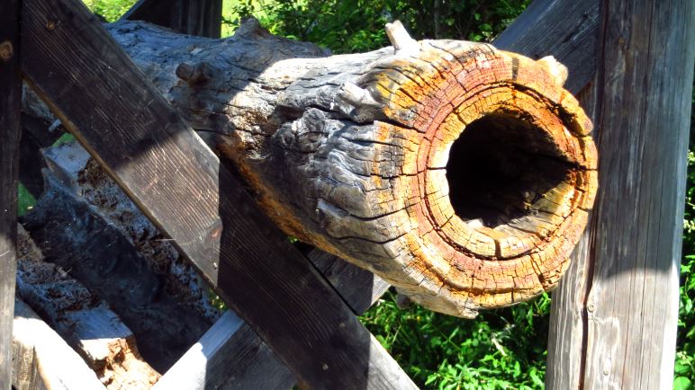 Am Rand des Weges ist ein Stück der alten Soleleitung nachgebaut