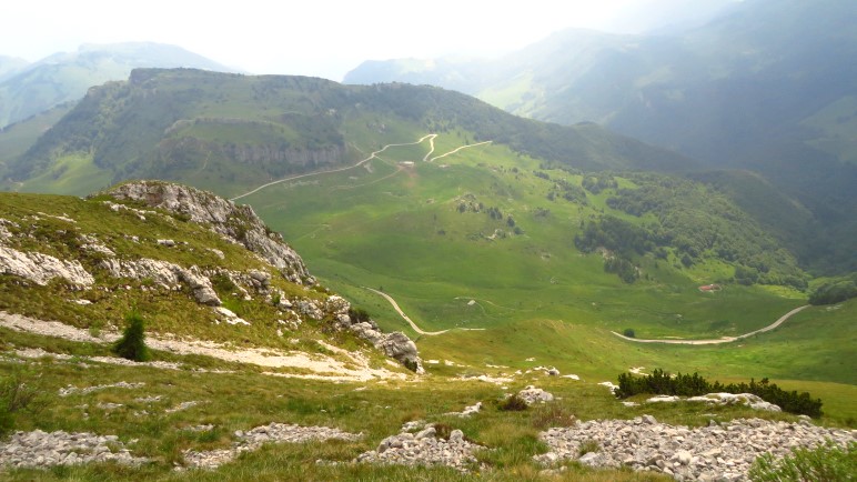 Ein weiter Blick über das Hochtal Altopiano Brentonico auf dem Monte Baldo