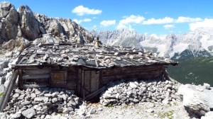 Flach geduckt steht die Hütte in ihrer felsigen Umgebung