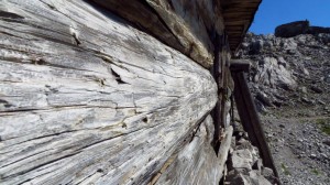 Mit den Jahren sind die Holzwände der Hütte ausgebleicht und haben das felsige Grau der Umgebung angenommen