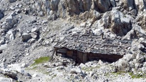 In einer Felsgrube steht die Geierwally-Hütte am Hafelekar