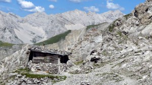 Inmitten einer Felslandschaft steht die Hütte, die perfekte Umgebung für einen Film