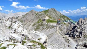 Der Blick von der Anhöhe bei der Hütte zur Hafelekarspitze. Gut zu sehen ist der breite Aufstiegsweg, der in Serpentinen die wenigen Höhenmeter von der Bergstation überwindet