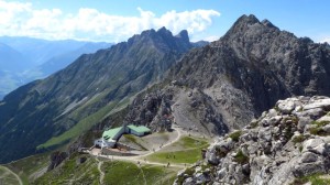 Der Blick von der Hafelekarspitze über dei Bergstation Richtung Klettersteig. Gegenüber des kleinen grauen Hauses in der Bildmitte ist die Geierwally-Hütte