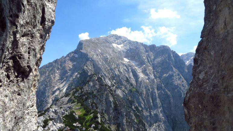 Der Blick aus dem Felsdurchgang auf den Hohen Göll