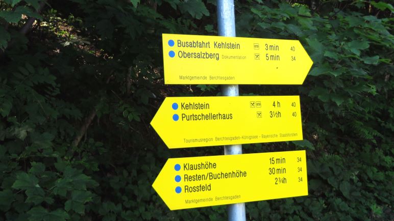 Vier Stunden bis zum Kehlstein? Ob das Schild Übersee-Touristen abschrecken und in die Busse umleiten soll?