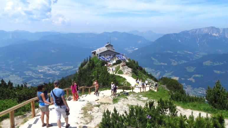 Der Blick vom Gipfelbereich hinab auf das Kehlsteinhaus