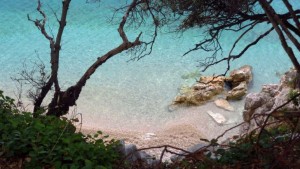 Ein Blick in die unglaublich klare türkise Meeresbucht