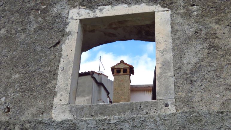 Ein Blick durch eine Mauer auf Mošćenice 