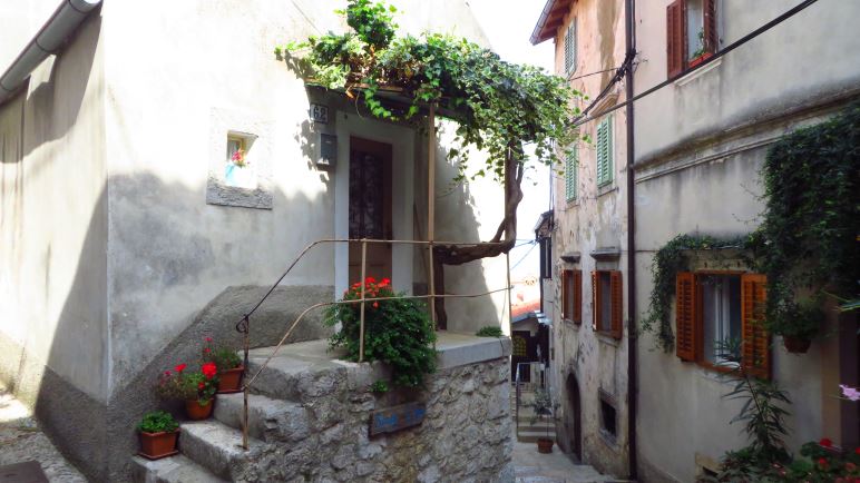 Eine Gasse in Mošćenice