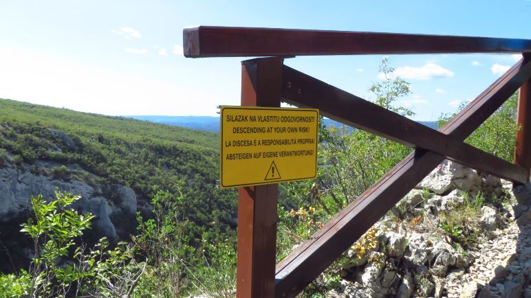 Das Hinweisschild vor dem Abstieg in die Schlucht