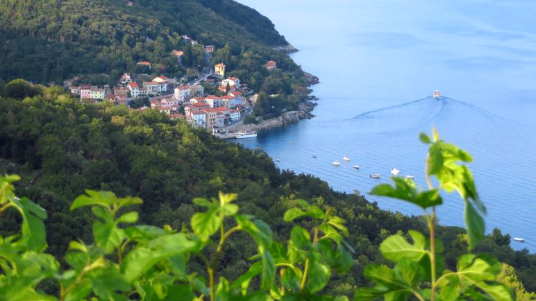 Der Blick hinab auf Mošćenička Draga und die Adria