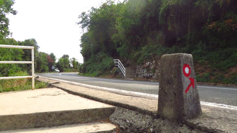 Die Schlüsselstelle der Wanderung. Beim Überqueren der Straße sollte man schnell sein