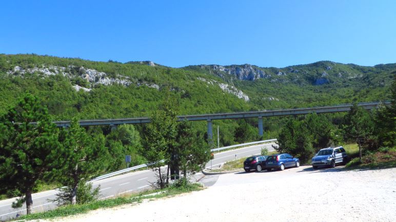 Der Parkplatz zur Vela Draga Schlucht ist direkt neben der Autobahn