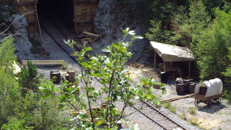 Dieser Planwagen neben der Eisenbahnlinie sieht schon sehr nach Wildem Westen aus