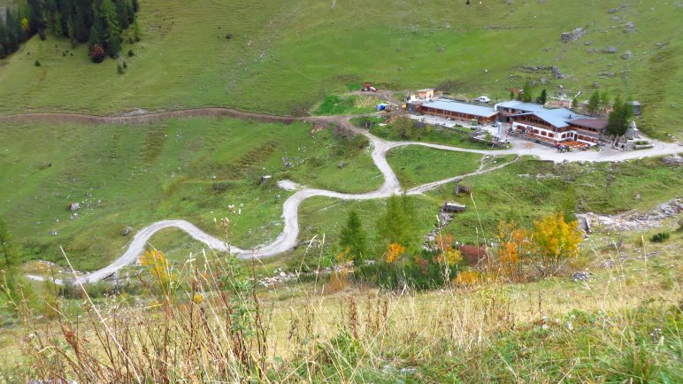 Ein Blick zurück, vom Panoramaweg hinunter zur Binsalm