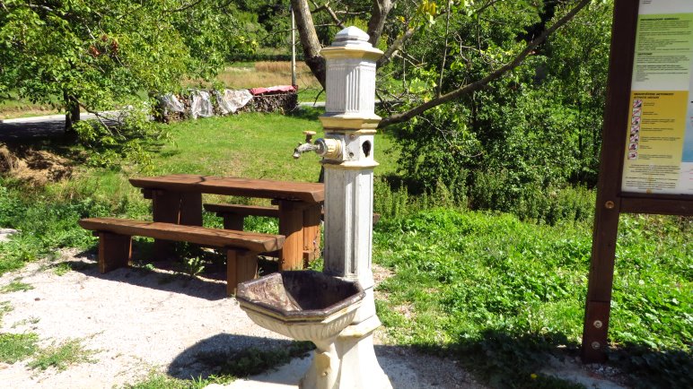 An diesem netten Brunnen kann man parken. Auf der anderen Straßenseite beginnt der Wanderweg