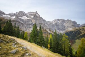 An der Drijaggenalm: Der Blick hinüber zur Spritzkarspitze und zu den Lalidererwänden